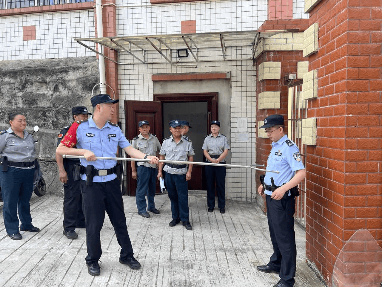 宝顶派出所民警防实战技能培训(大足区公安局供图)据悉,宝顶派出所