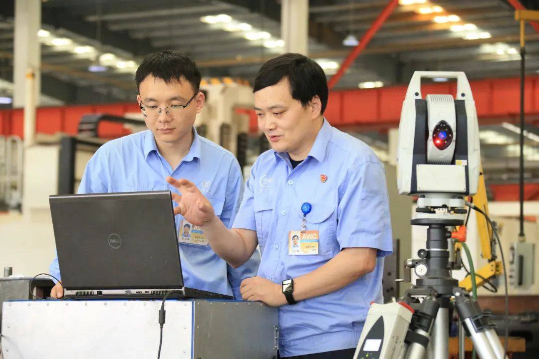 筑梦、用责任守护蓝天。——师父虞 磊——徒弟崔恩瑞02航空工业通飞华北▲王小华、张济林师徒他工作的时