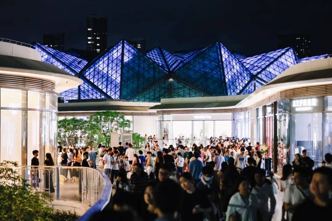 探访「深圳大运天地」，极致化公园商业是如何打造的？| iziRetail热点_项目_广场_南区