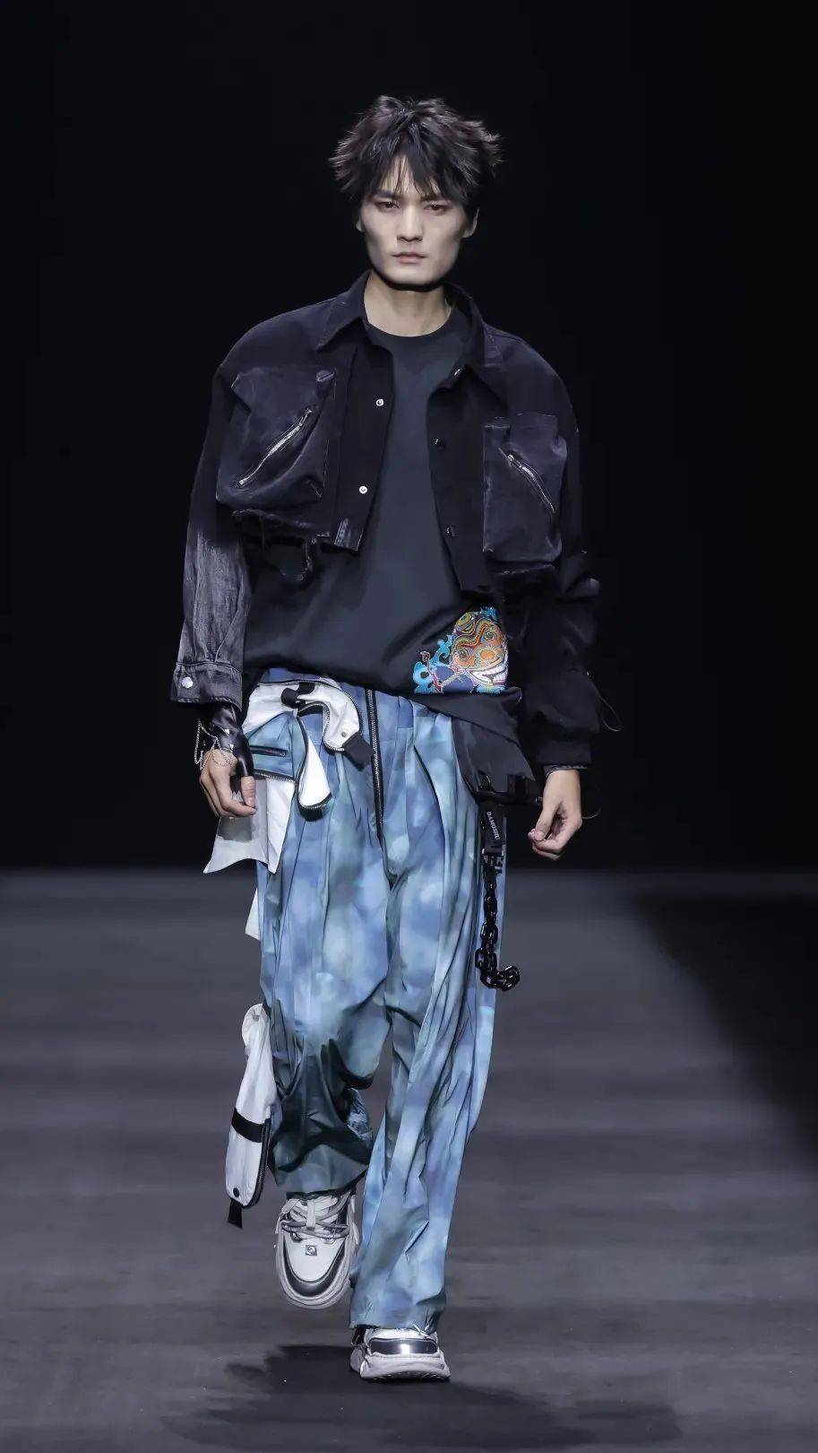 真维斯携手设计师黄刚,演绎未来主义新国潮