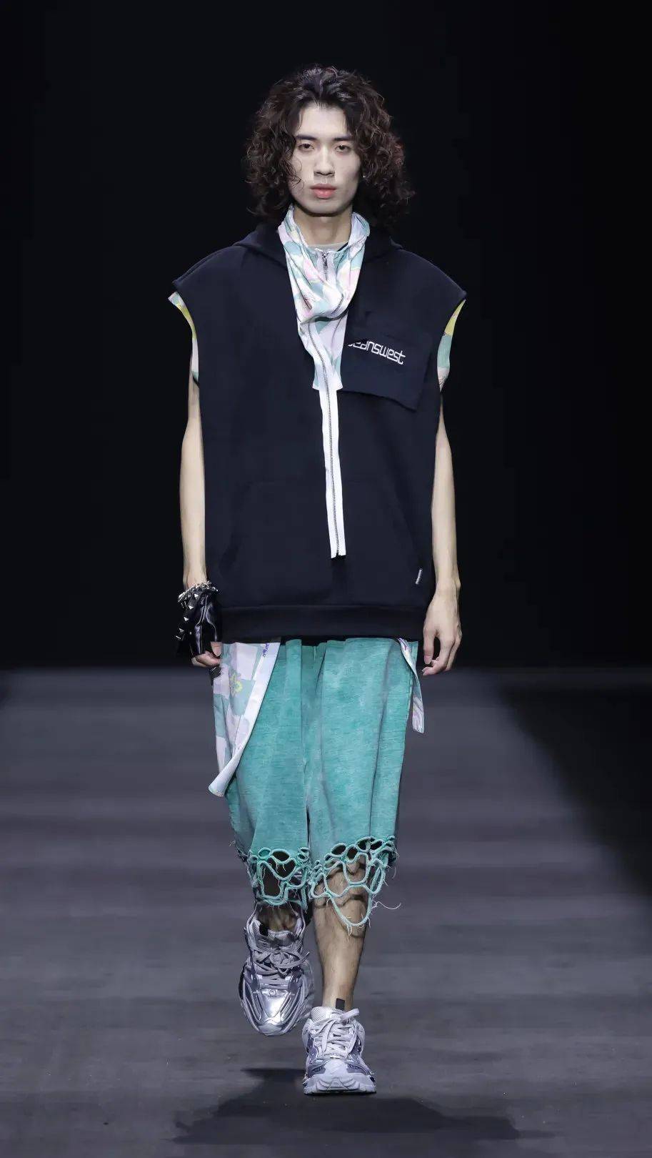 真维斯携手设计师黄刚,演绎未来主义新国潮