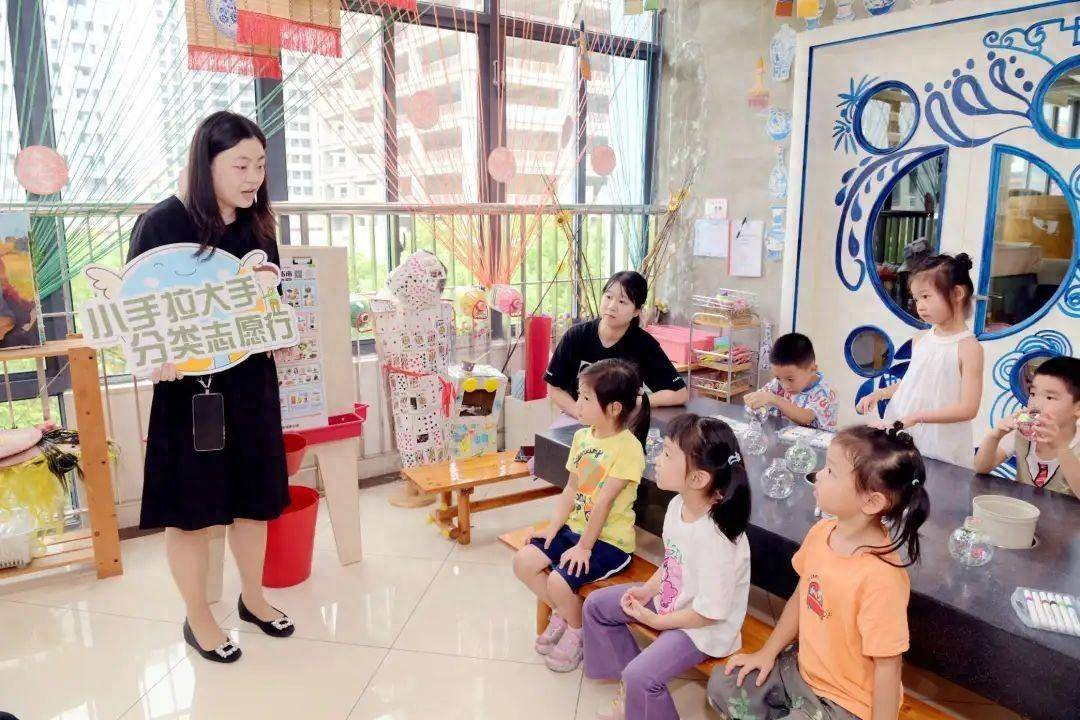 手繪“七彩奶茶瓶”，TA們在寓教于樂(lè )中學(xué)習環(huán)保知識