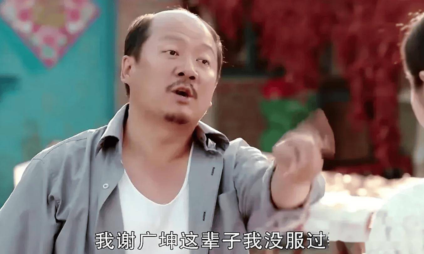 恭喜!56岁谢广坤又当爹,儿子办百日宴,90后老婆素颜出镜很年轻