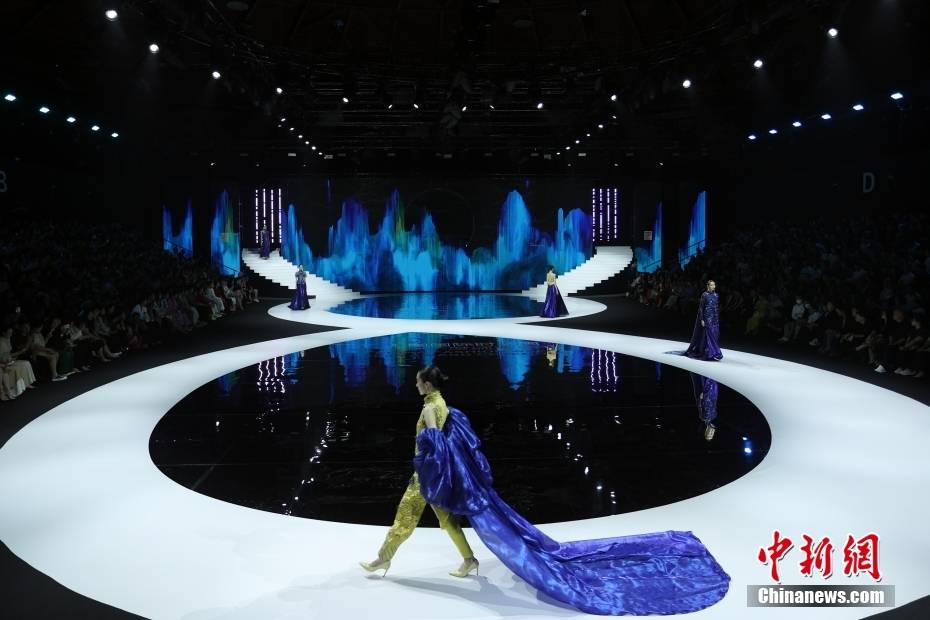 2025春夏中国国际时装周在北京闭幕_闭幕式_中新社_盛佳鹏