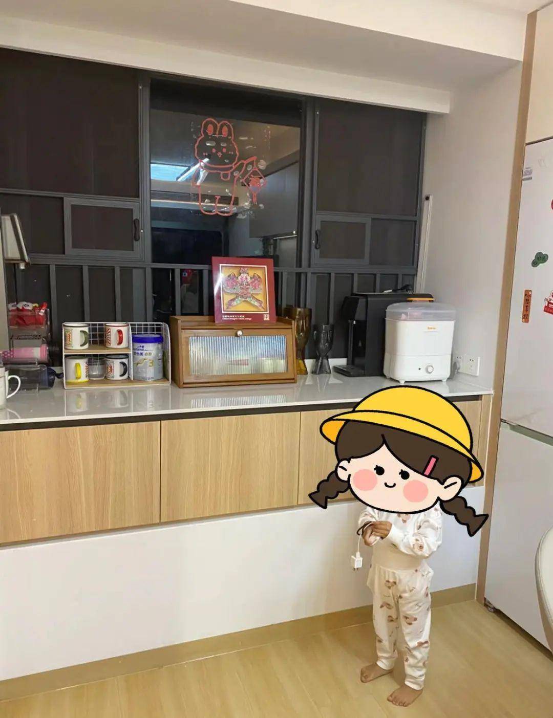 台子上用石材铺面作为小吧台使用煮茶泡咖啡很方便高度合适