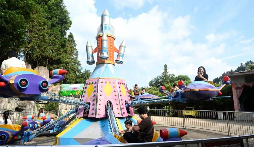 位于会昌县文武坝镇塔丰村的欢乐谷景区也迎来大批游客欢乐游玩.