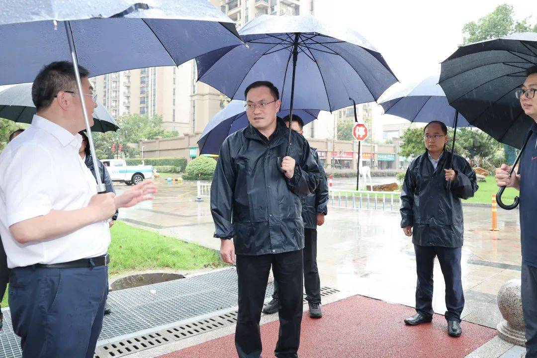 洪湖鹏在吴兴区和南太湖新区检查台风"贝碧嘉"防御工作