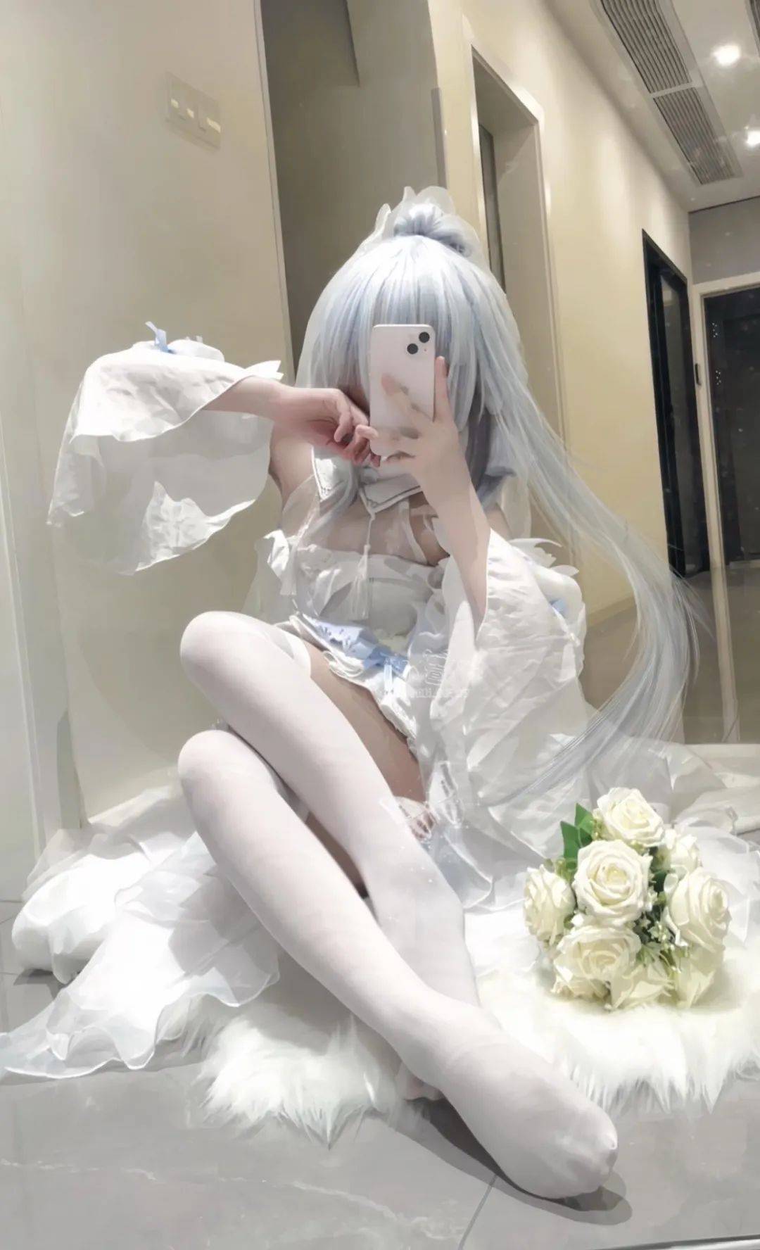 洛天依cos，玉足，白丝萌妹，这身材简直太迷人了