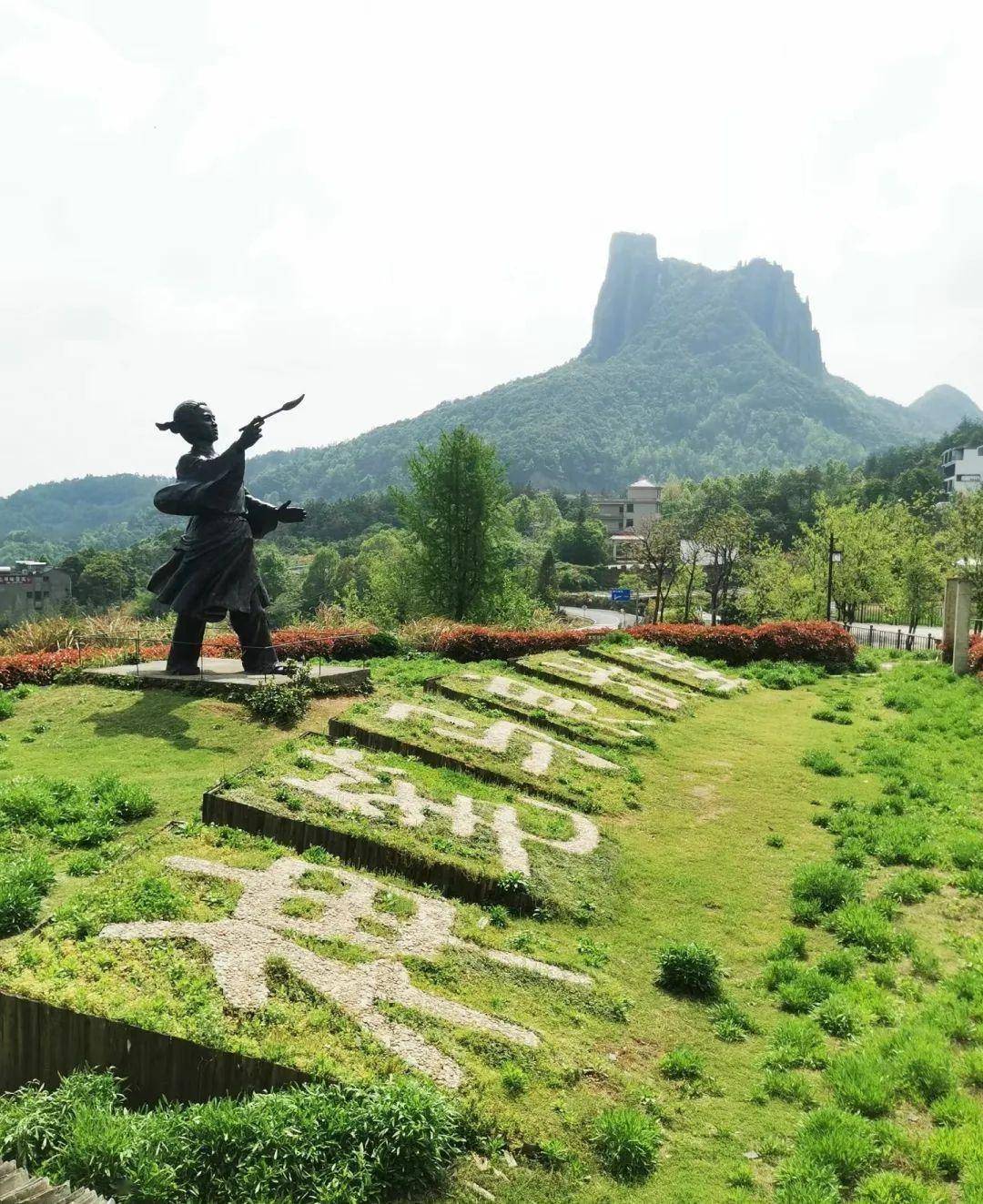 山下不见村,登高才见村@