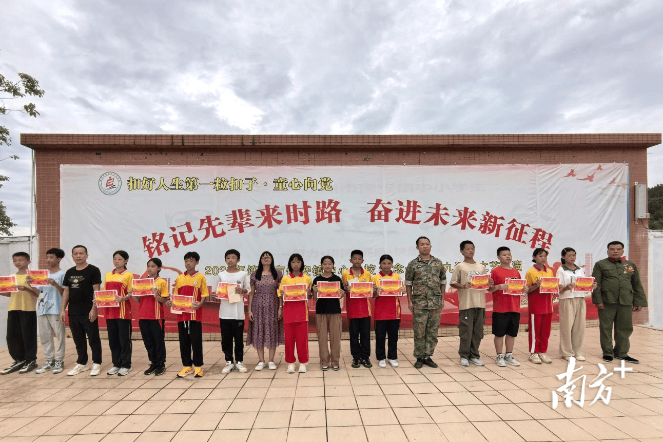 燃青春,铸军魂!连州保安镇中心学校开展新生军训
