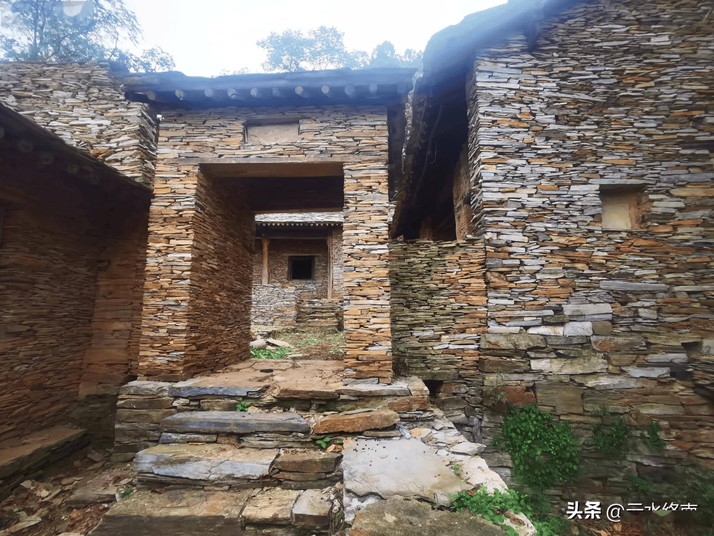 秦岭深处700年的神秘石头村,石墙石顶石屋石牛羊猪圈,来历成谜