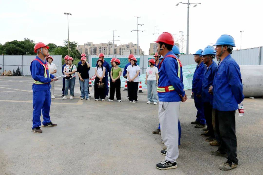 在绵阳科技城熊猫基地迁改工程施工现场，工作负责人召开班前会，对作业