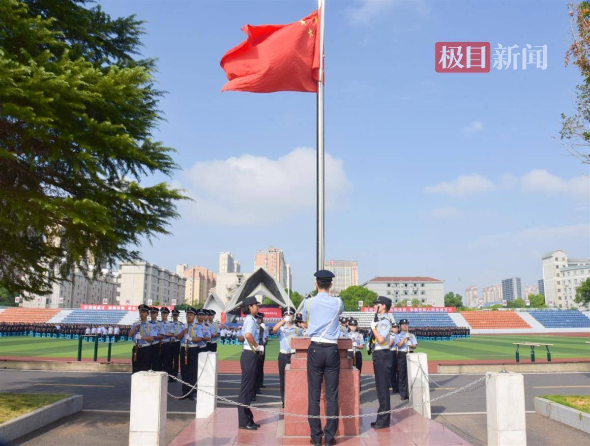 武汉警官职业学院校服图片