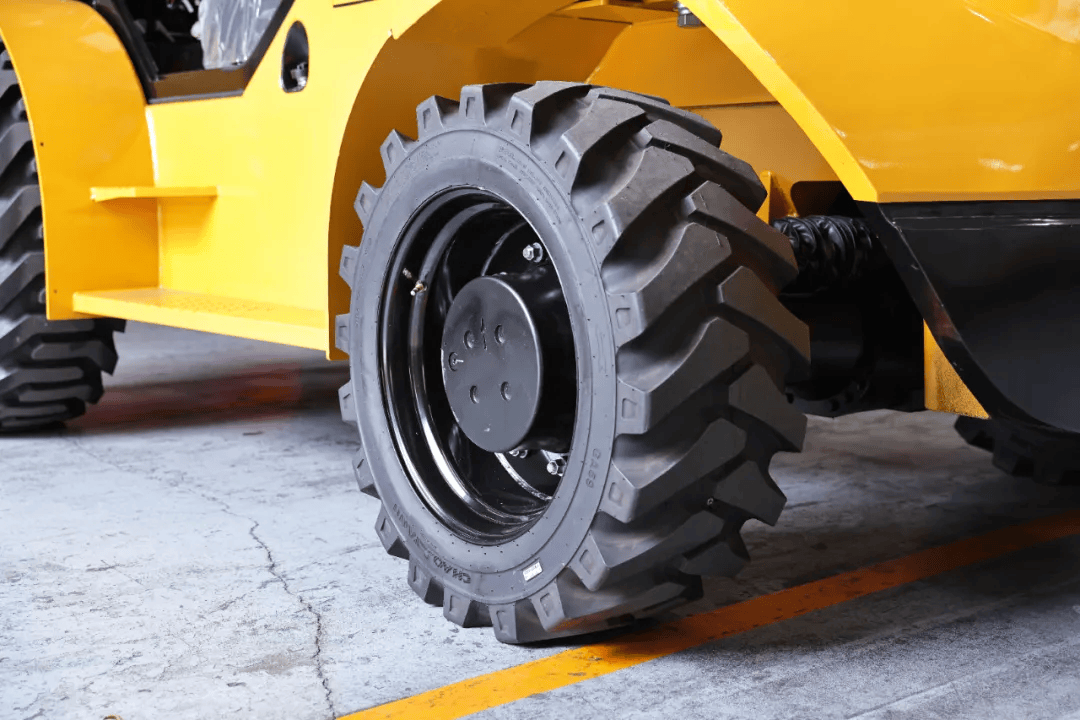 朝阳填充轮胎配套杭叉全球首台10吨越野叉车!