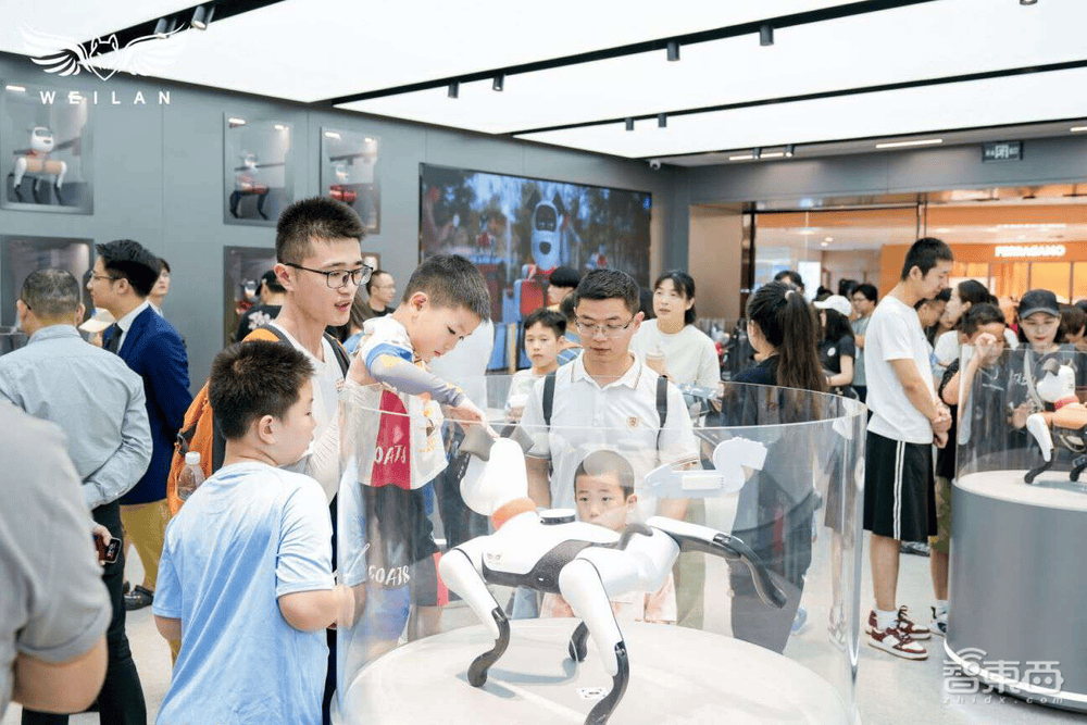 蔚蓝科技发布具身智能机器狗，人形机器人预计2025年量产