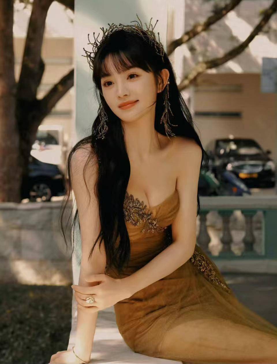 《半熟男女》：同样穿露肩性感礼服，田曦薇与周雨彤却是不同味道-半熟意思是什么