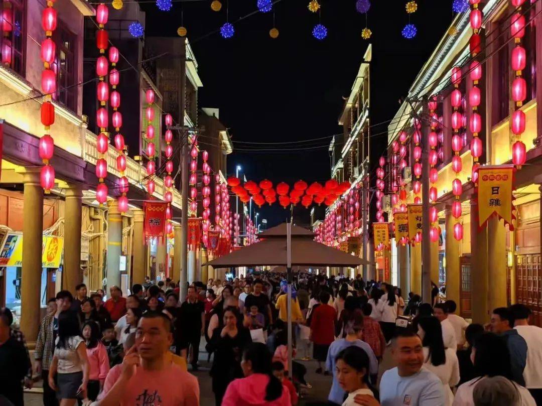 揭西交警在棉湖镇街区内对改造道路施工方存在交通安全隐患问题依法