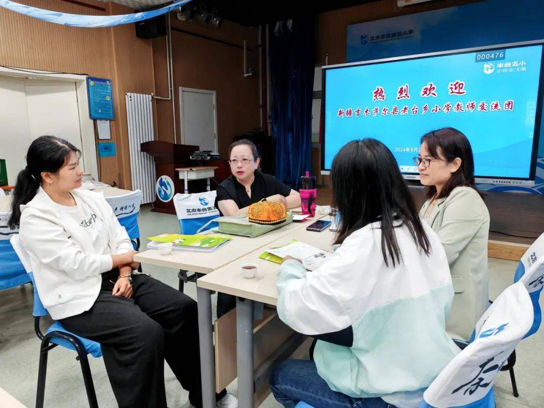 下午,韩冬梅,赵凤芝,周学斌老师作为班主任代表,以香茗教室创建方案为