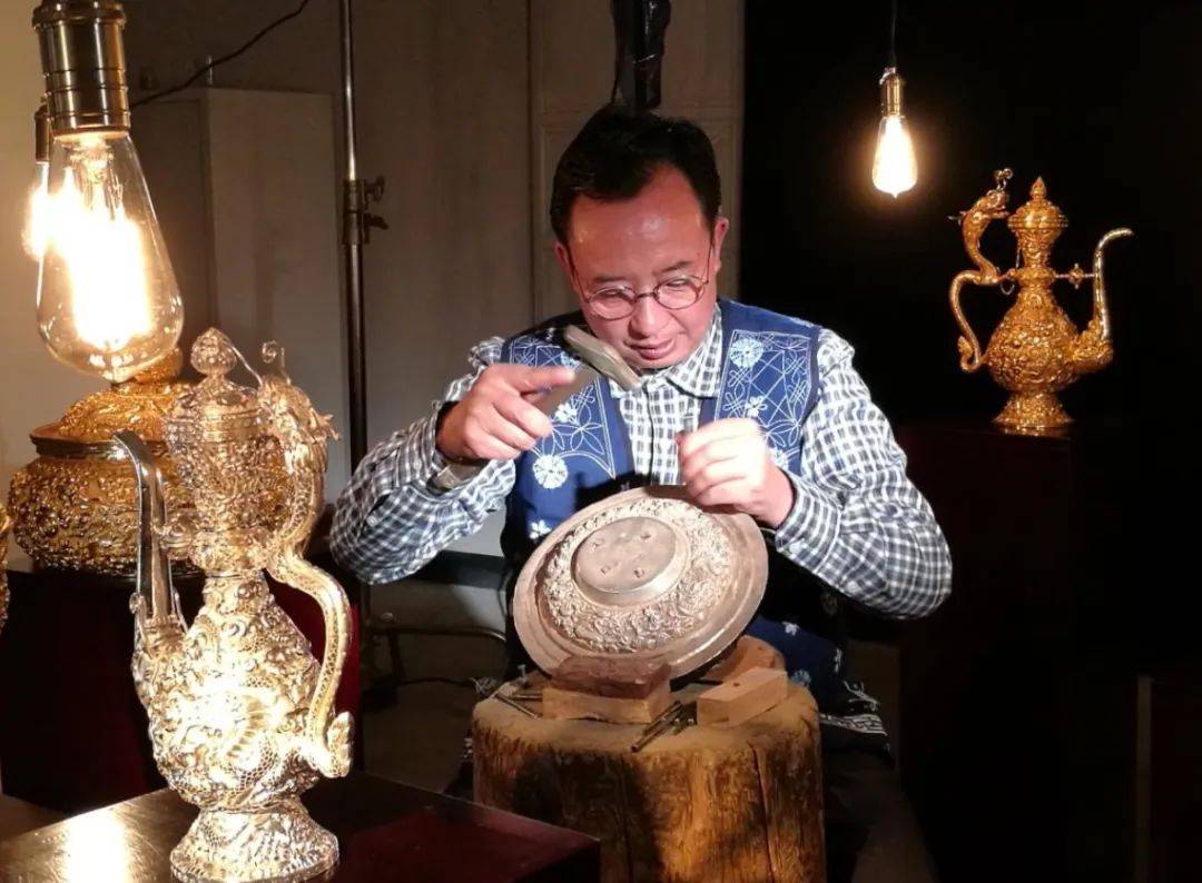 寸发标,男,白族,1962年出生于大理州鹤庆县草海镇新华村的银器手工艺