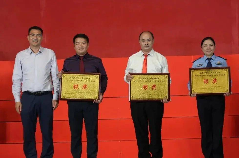 县长侯新祥为县国资集团党委,县教育工委颁发"金奖"牌匾县委书记