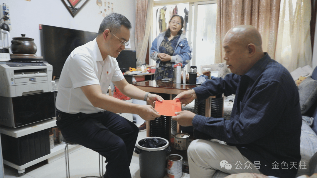 社区原党总支书记,社区禁毒先进工作者谢银秀和因战残疾军人杨通孝