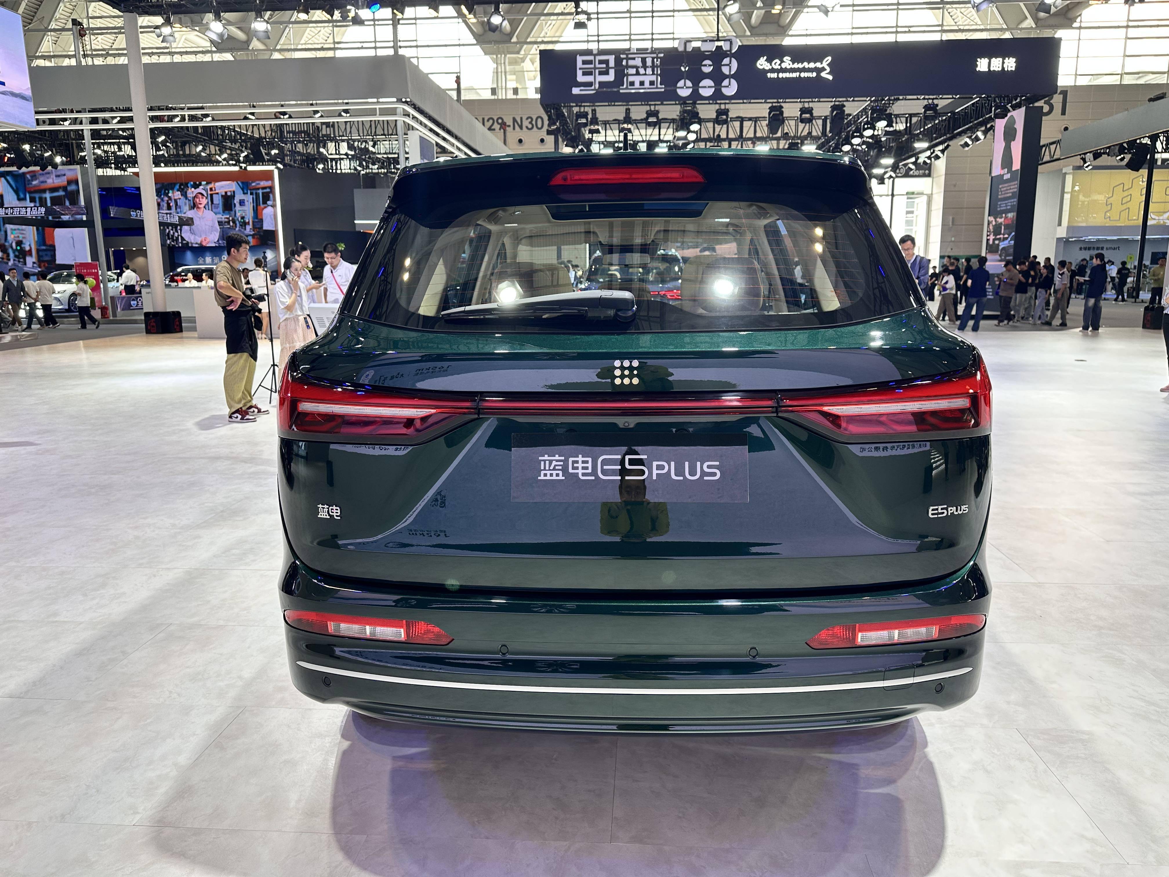 与此同时,车门下方的筋线展现出了不错的力量感,也进一步提升了车辆的