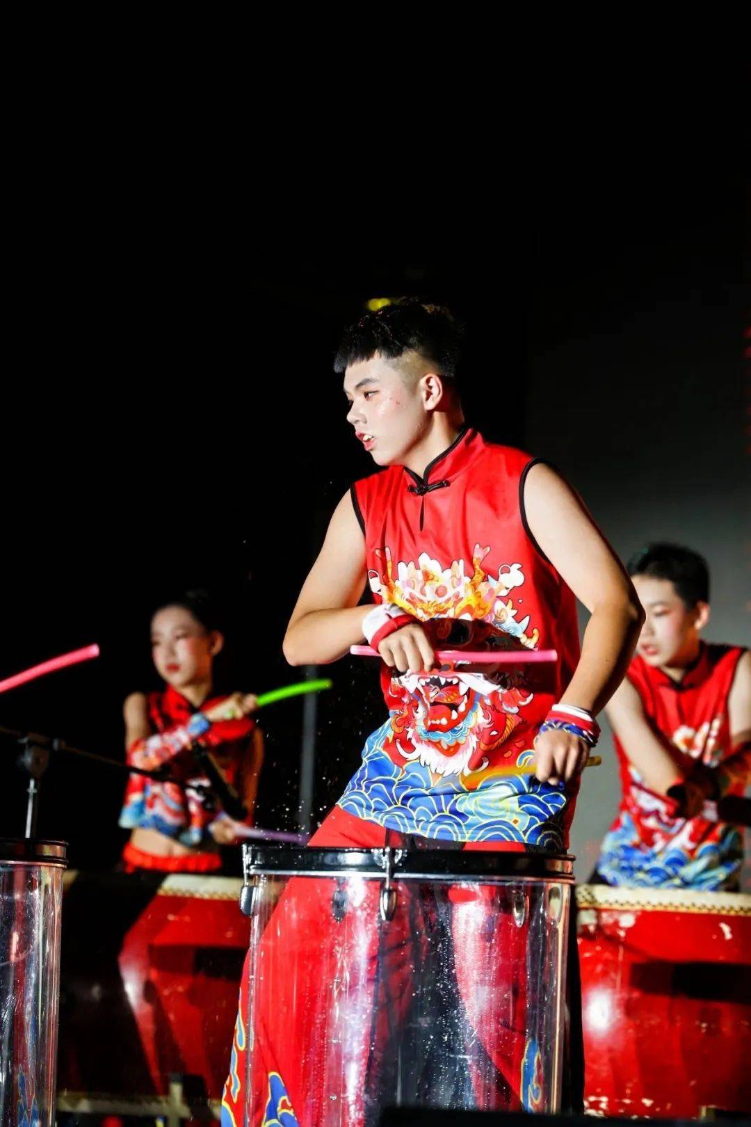 校艺术团水韵鼓乐社带来一曲激情澎湃的《水之韵》在热情如火的灯光