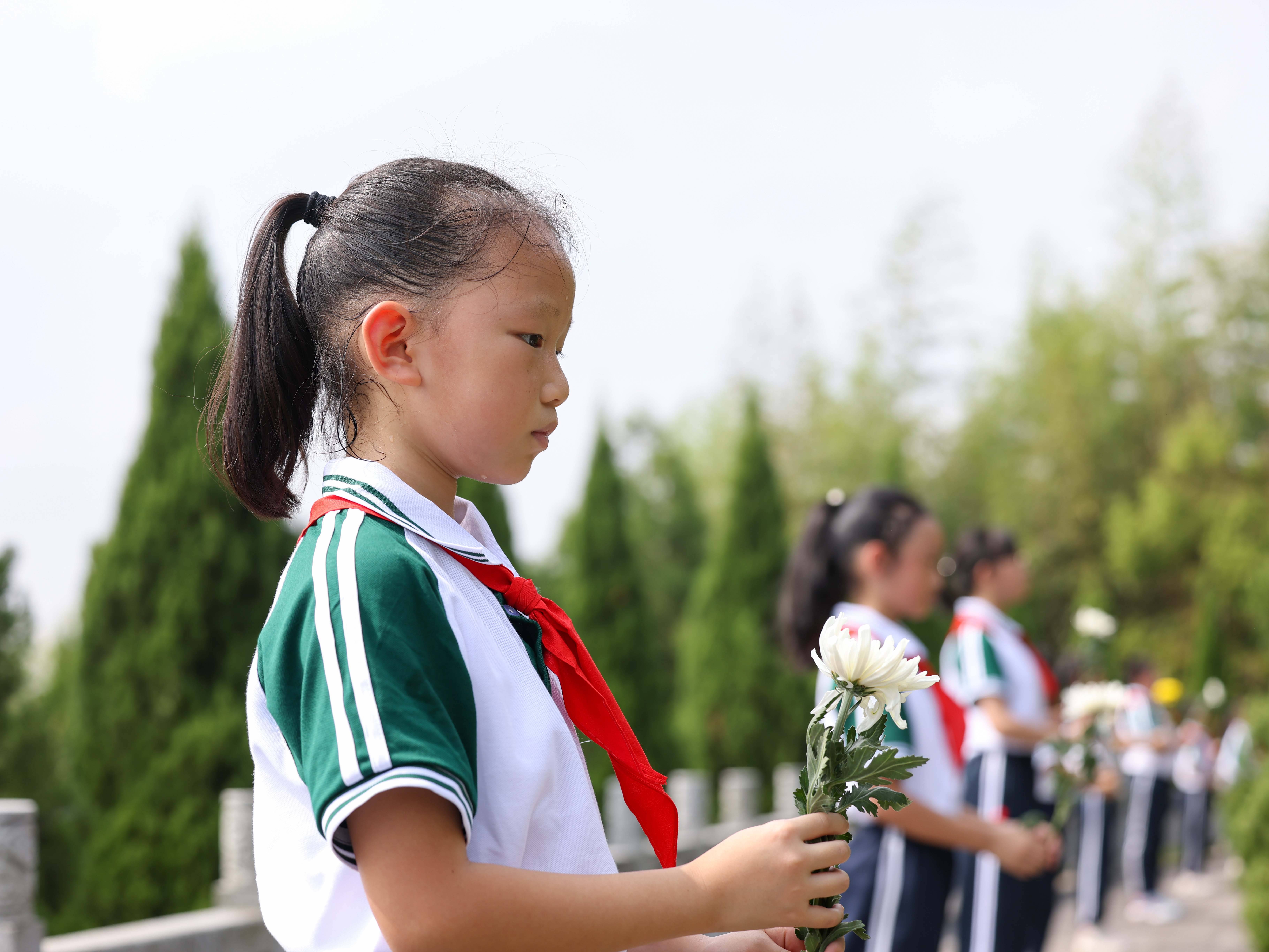 9月30日,在山东省青州市烈士陵园,小学生向烈士敬