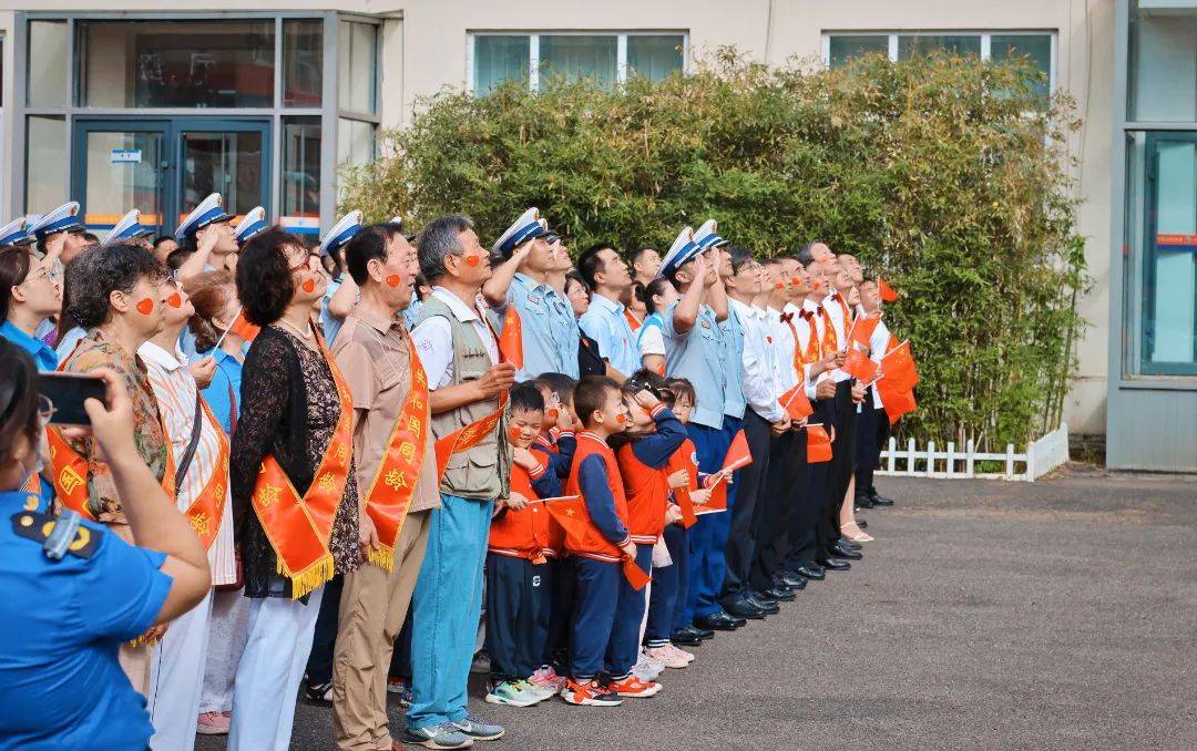 赢博体育平台红旗飘扬颂盛世共建同抒爱国情徐州路社区举行国庆升旗仪式(图2)