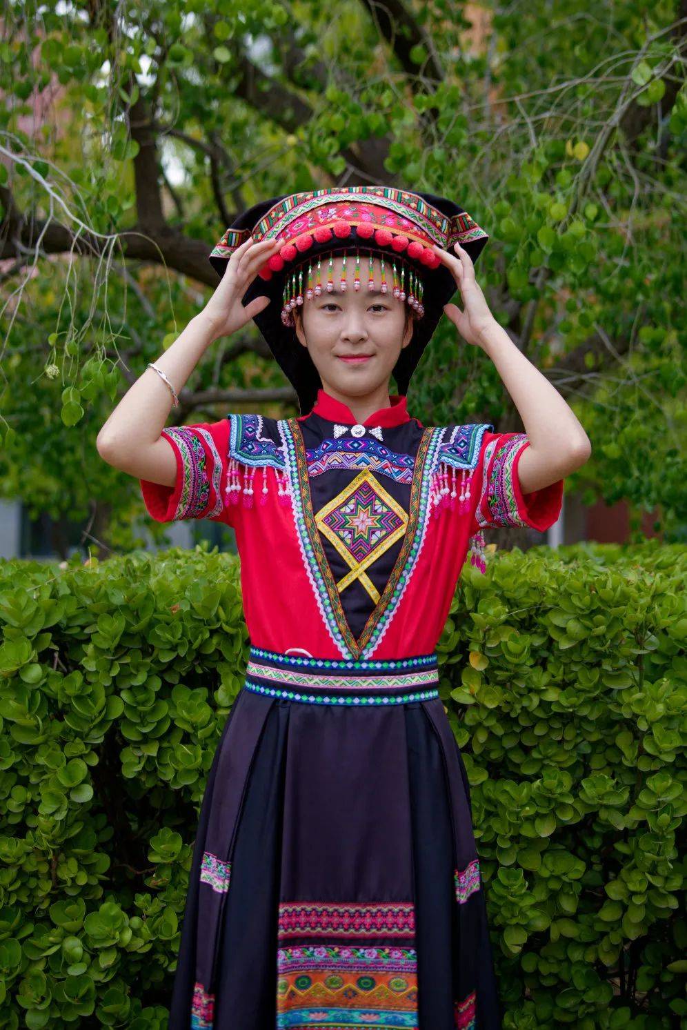 仡佬族何俊溪 水资源与环境学院羌族王昕然 信息工程学院哈尼族杨潇