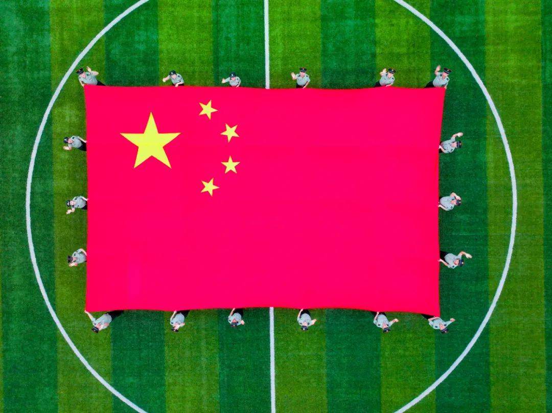 军人的挚爱,藏在秋日那迎风飘扬的国旗里