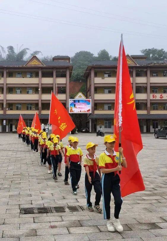 行走的思政课堂 | 勐腊县第二小学开展"稻谷丰收季 稻田变课堂"校外