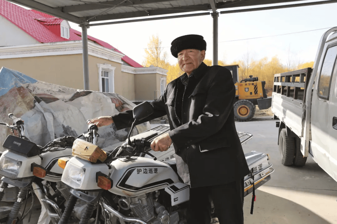 2001年,在爷爷和父亲的影响,巴依卡的儿子拉齐尼