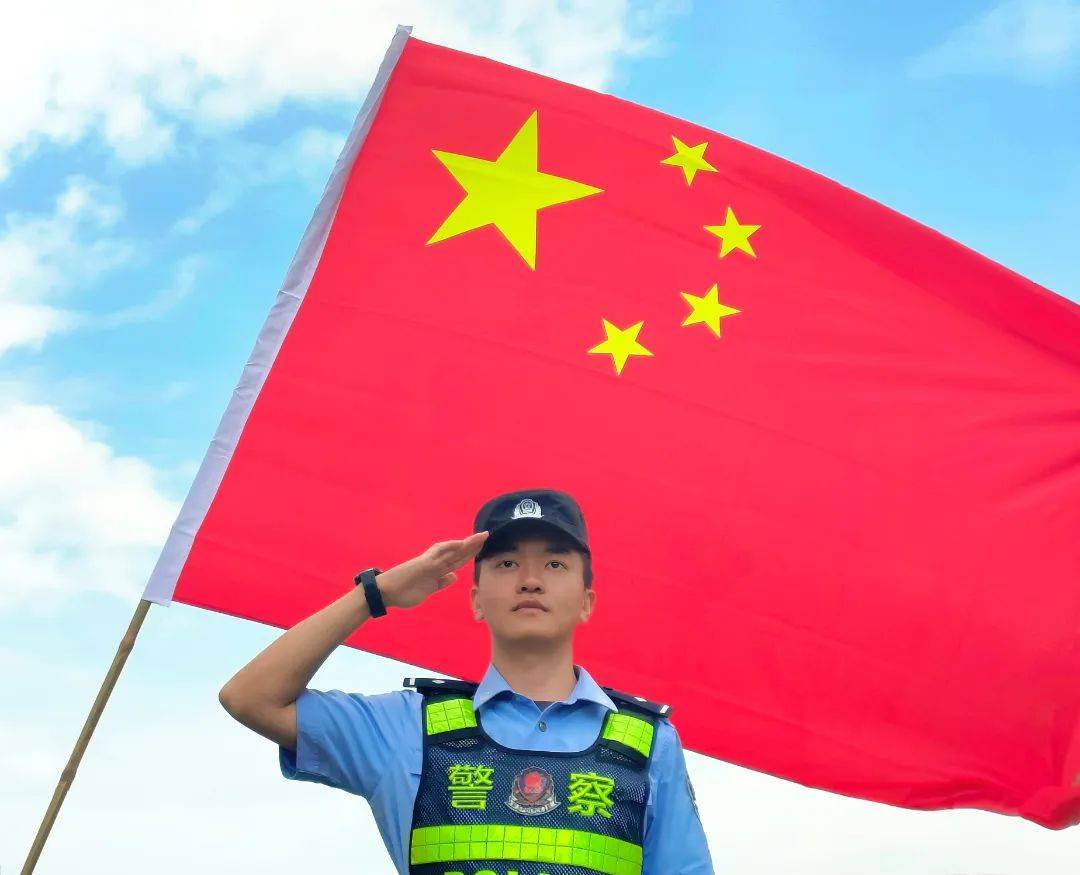 西双版纳公安:这个国庆,我与国旗同框!