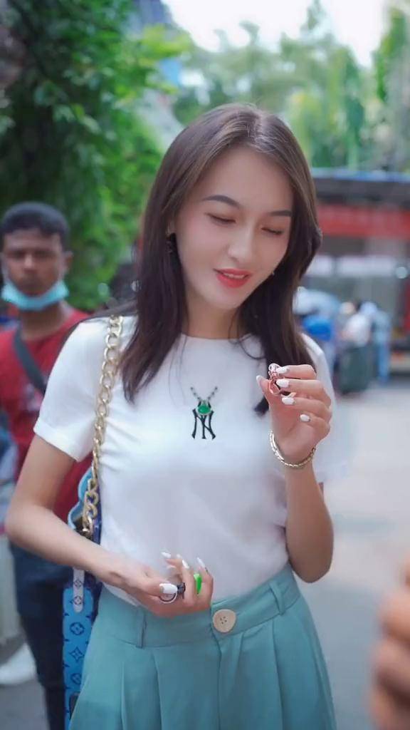 逍遥就你这小身板还是别在这儿秀肌肉了!美女 翡翠