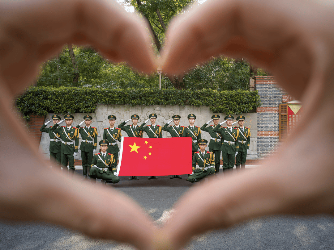 与国旗这样合影,太酷了!_祖国_中国_新疆军区