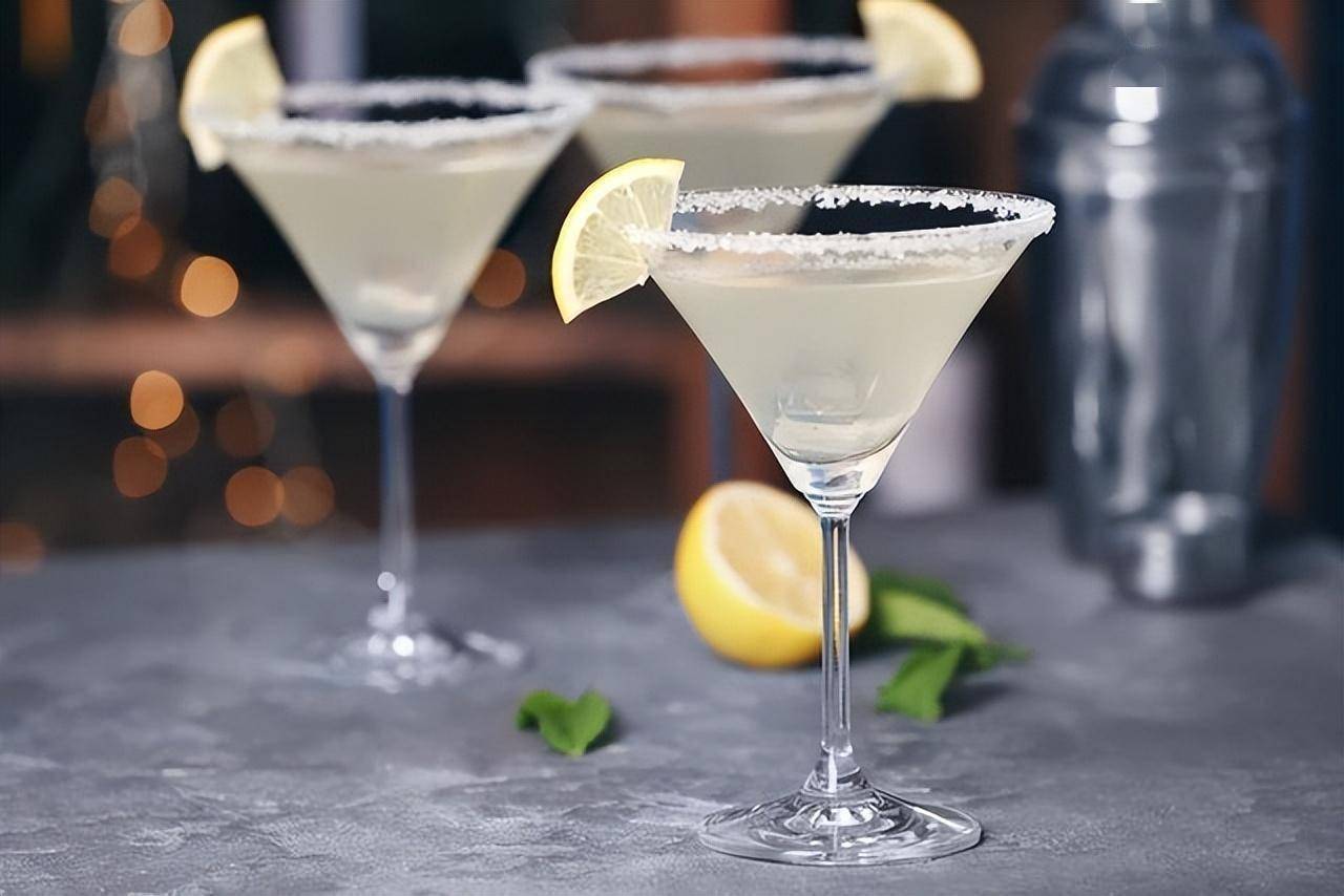 大都会鸡尾酒:甜酒经典vs社交饮品新宠酒精度数与健康对比