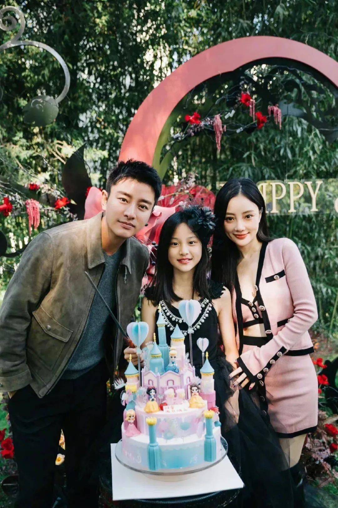 马伊琍16岁女儿晒生日照,文章罕见露面,一张图暴露了和父母的真实关系