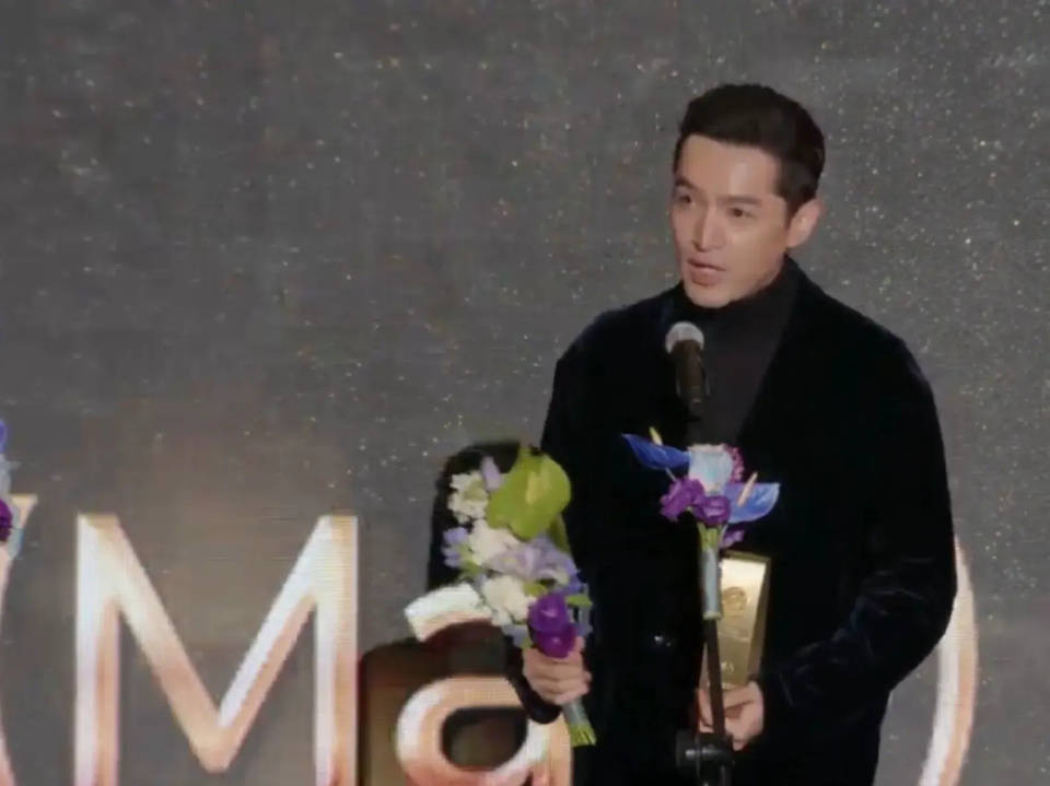 胡歌林依晨获视帝视后,周冬雨为他们颁奖,地瓜小七韩国顶峰相见