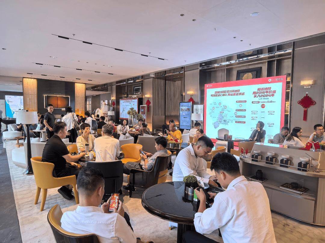 多个售楼处人满为患销售人员在给客户介绍产品 本报记