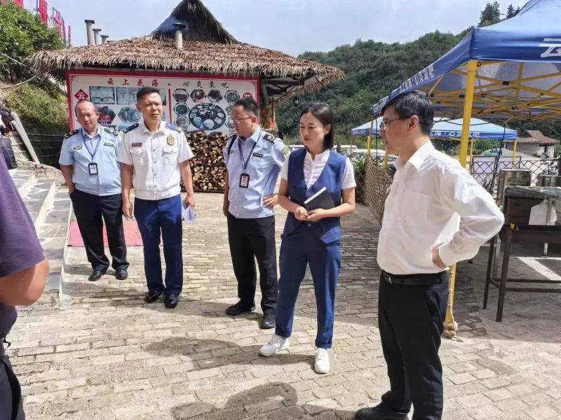国庆期间,凤庆县县委书记陈礼军,县长谭波分别带队开展了消防安全检查