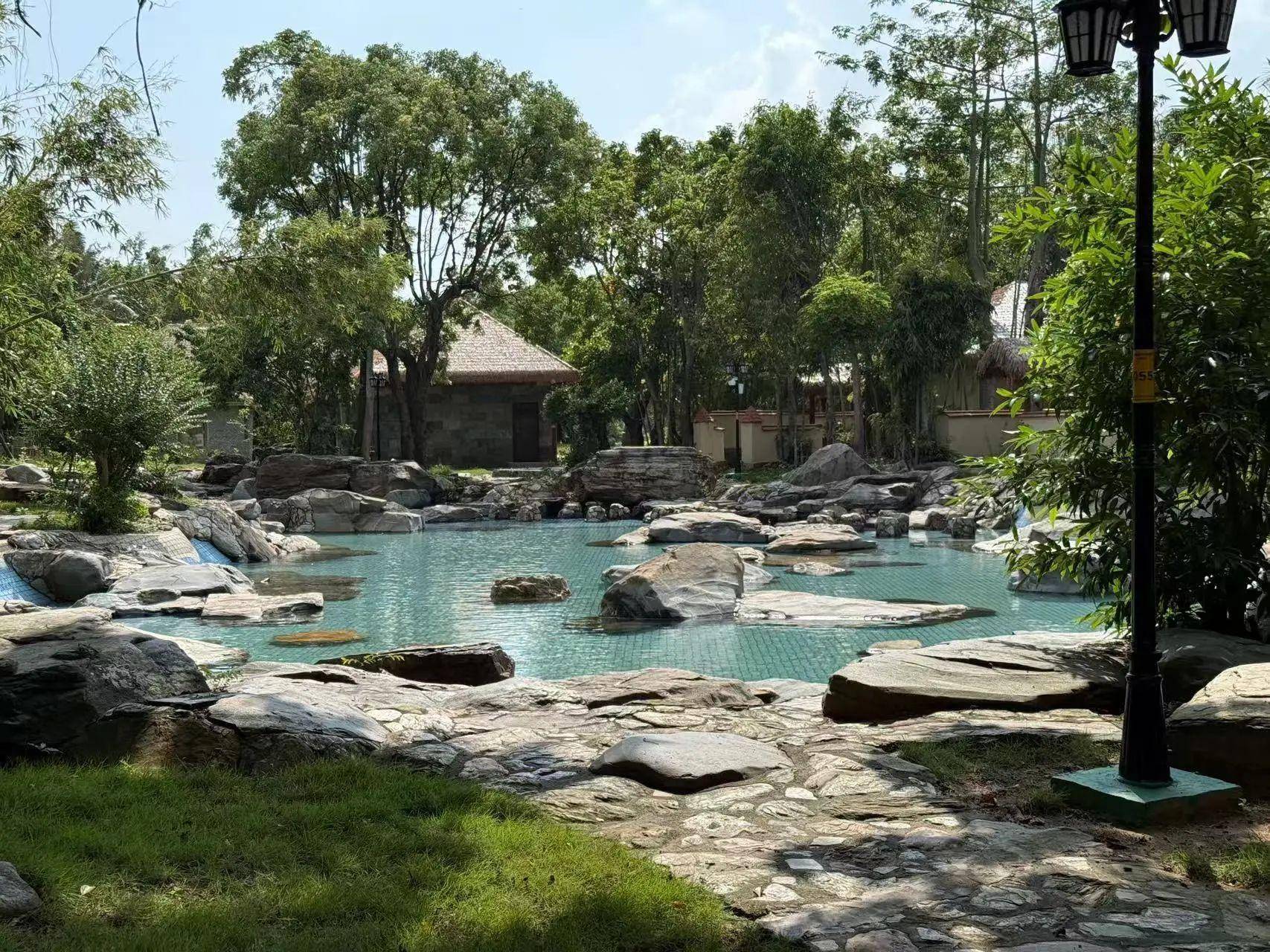 多彩的文旅活动,重点包括10月1日在特呈岛温泉度假村举办"鲜美霞山