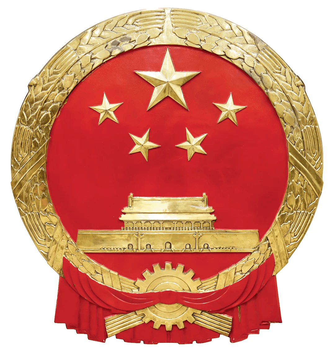 虽然市政府送来2枚国徽木型,为了能将8枚铜质国徽做得一样好,陈厚德不