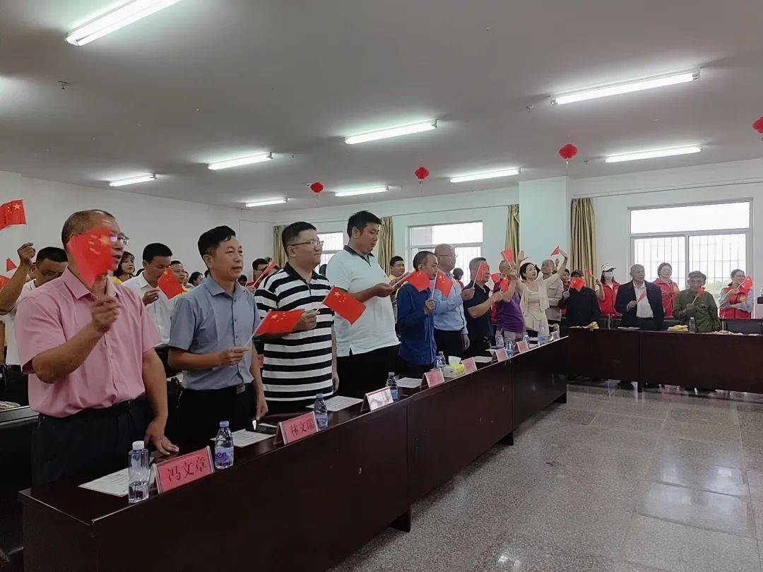 都流出一首赞歌……"活动中,市福利中心养员胡红,郑华敏也同中心干部