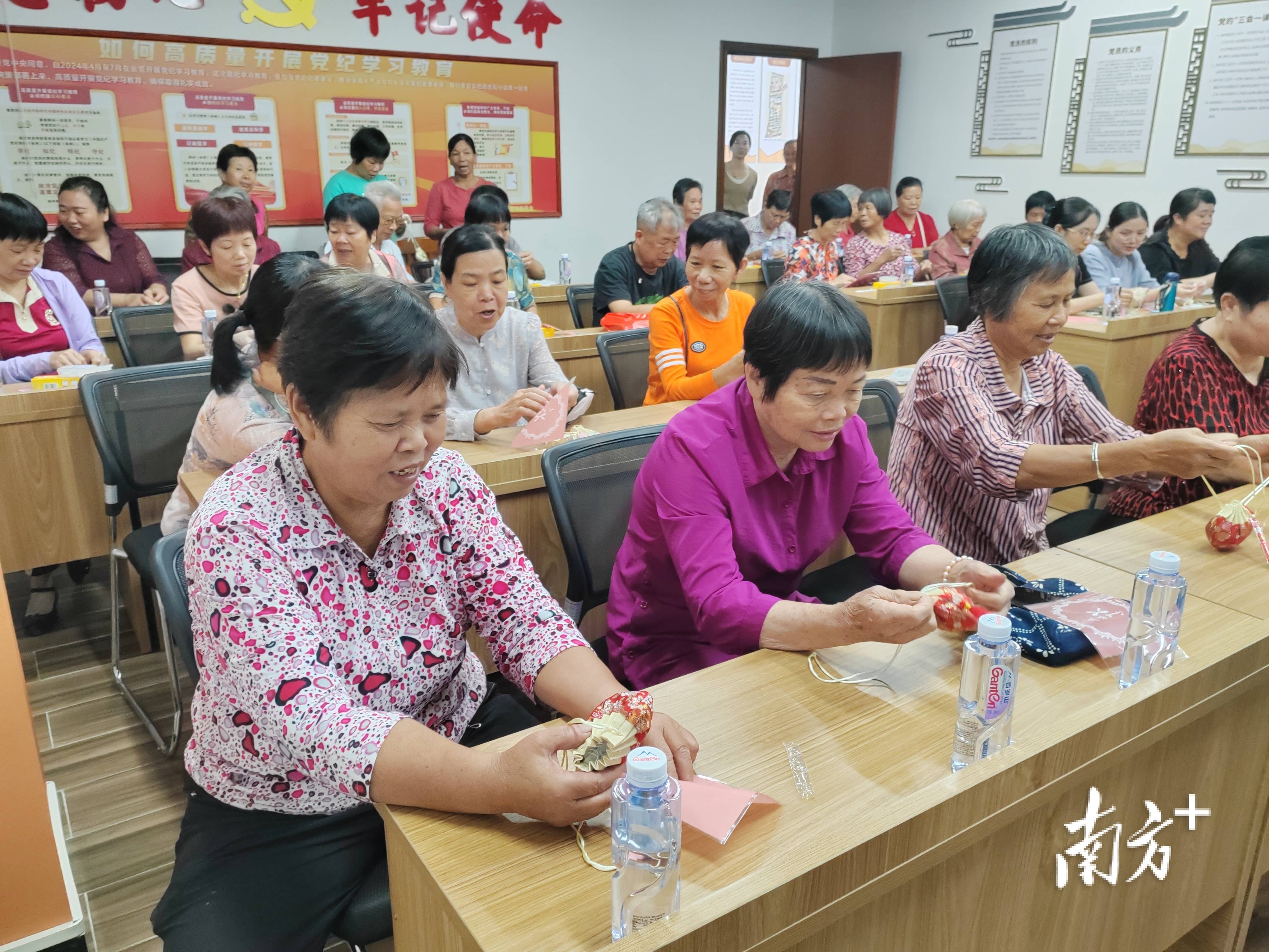 养生讲座,diy香囊……梅江区三角镇墟镇社区开展重阳节主题活动