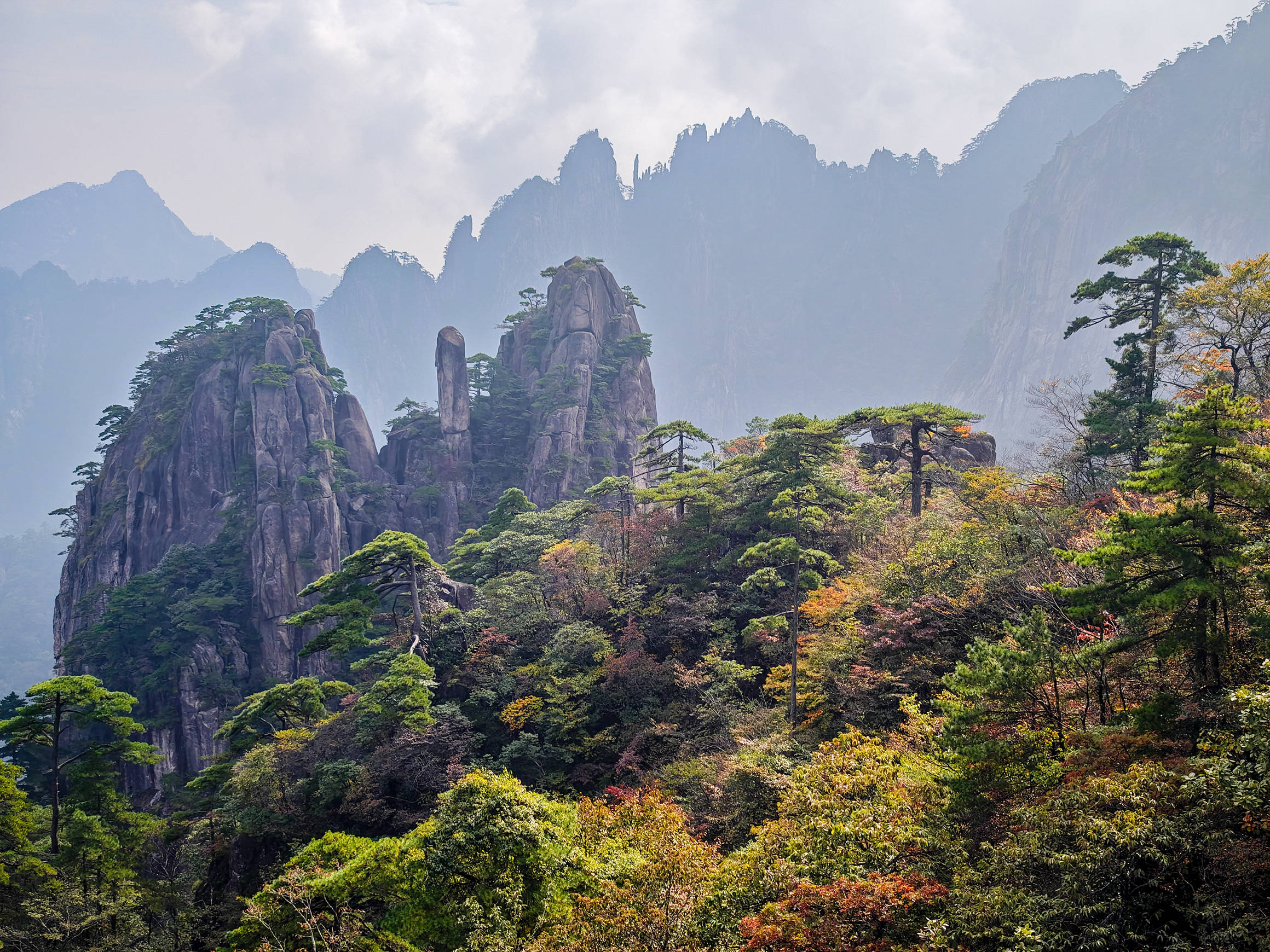 黄山秋景如画 游客纷至沓来