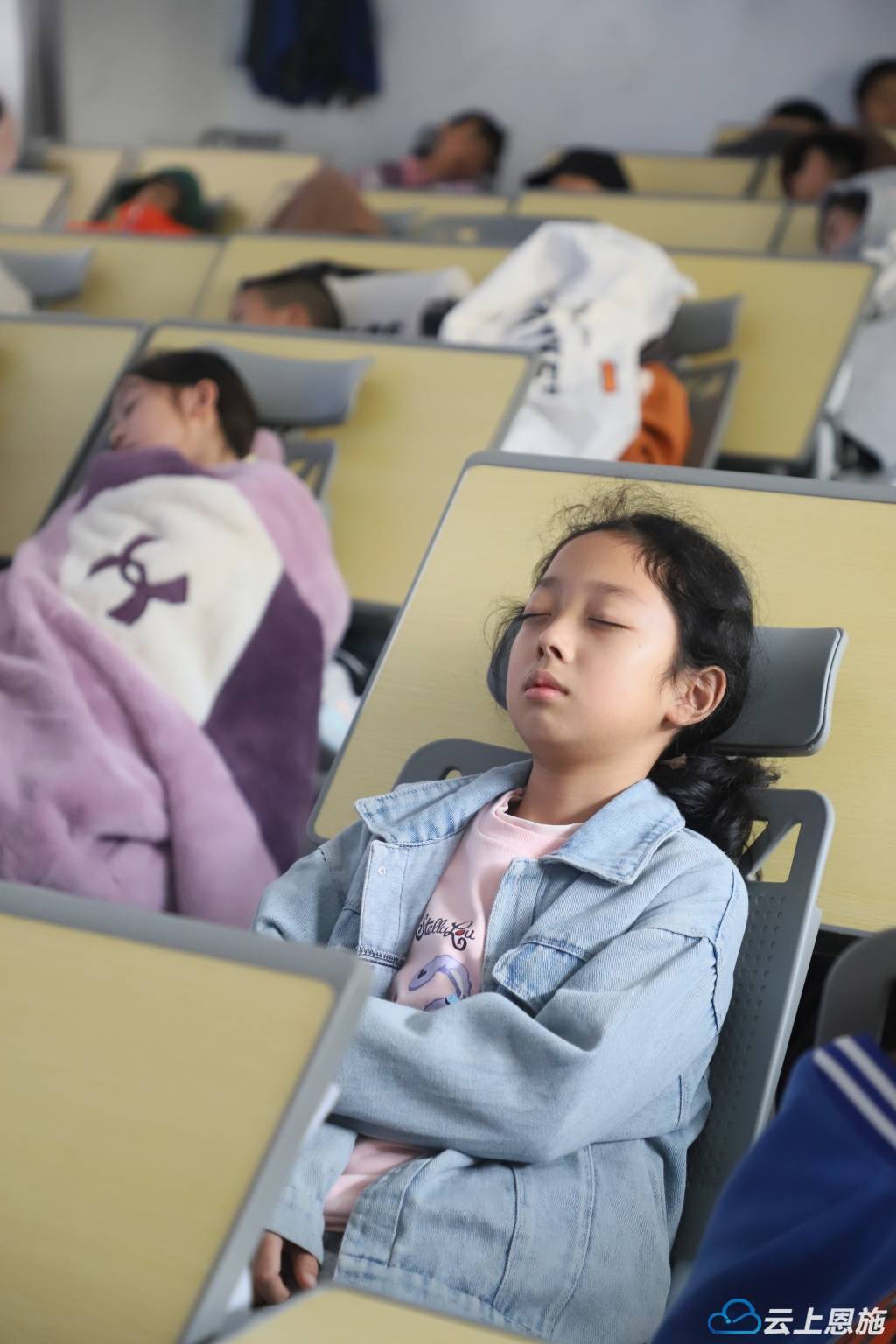 宣恩县第四民族实验小学投入使用一批新型"可躺式"课桌椅,每到午休