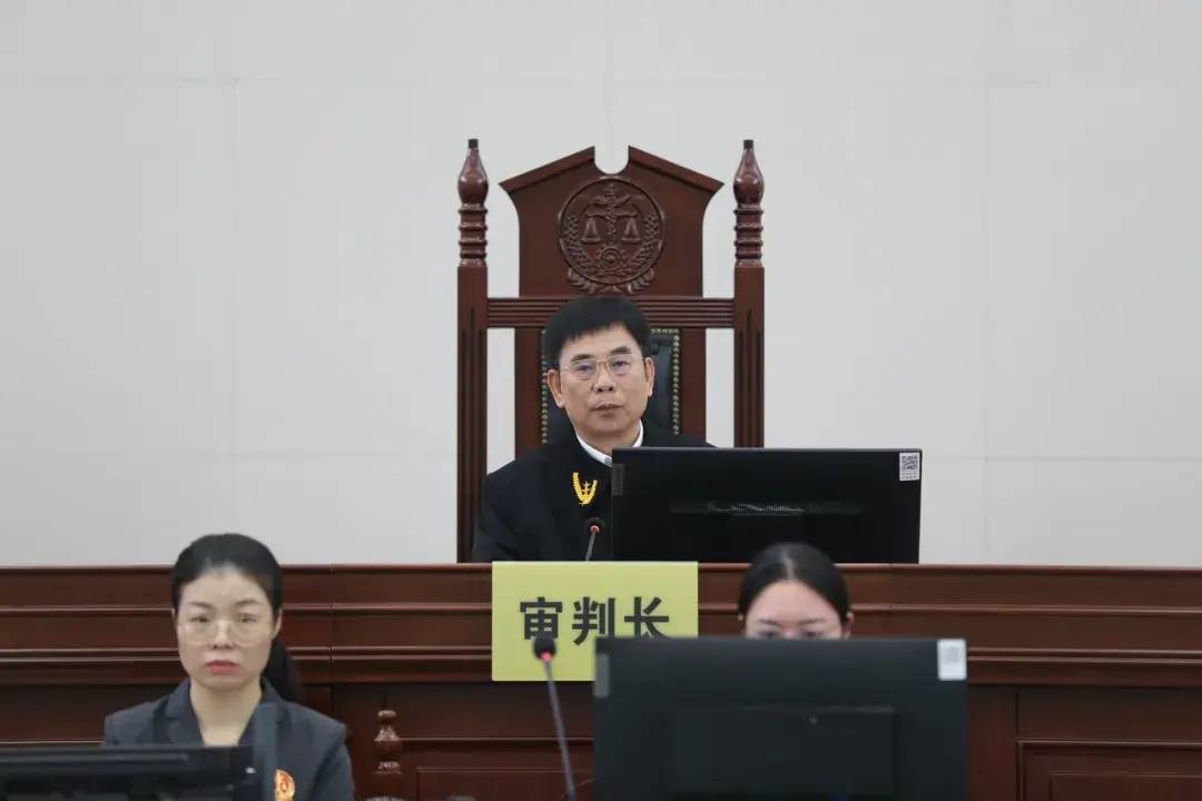 二审庭审过程中,审判长黄海龙严格按照法定程序,把控庭审节奏,有序