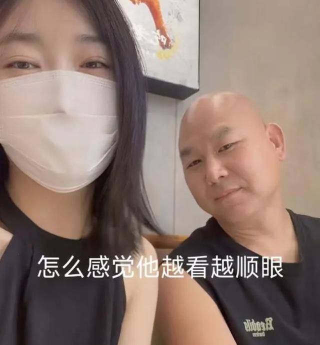 美女相亲看上光头大叔!坦言不是为了钱,我开奔驰且经济独立