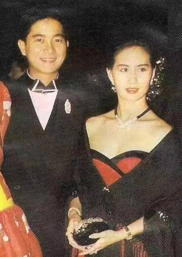 何超琼正式接触到了娱乐圈,之后更是与梅艳芳,张国荣等明星十分要好